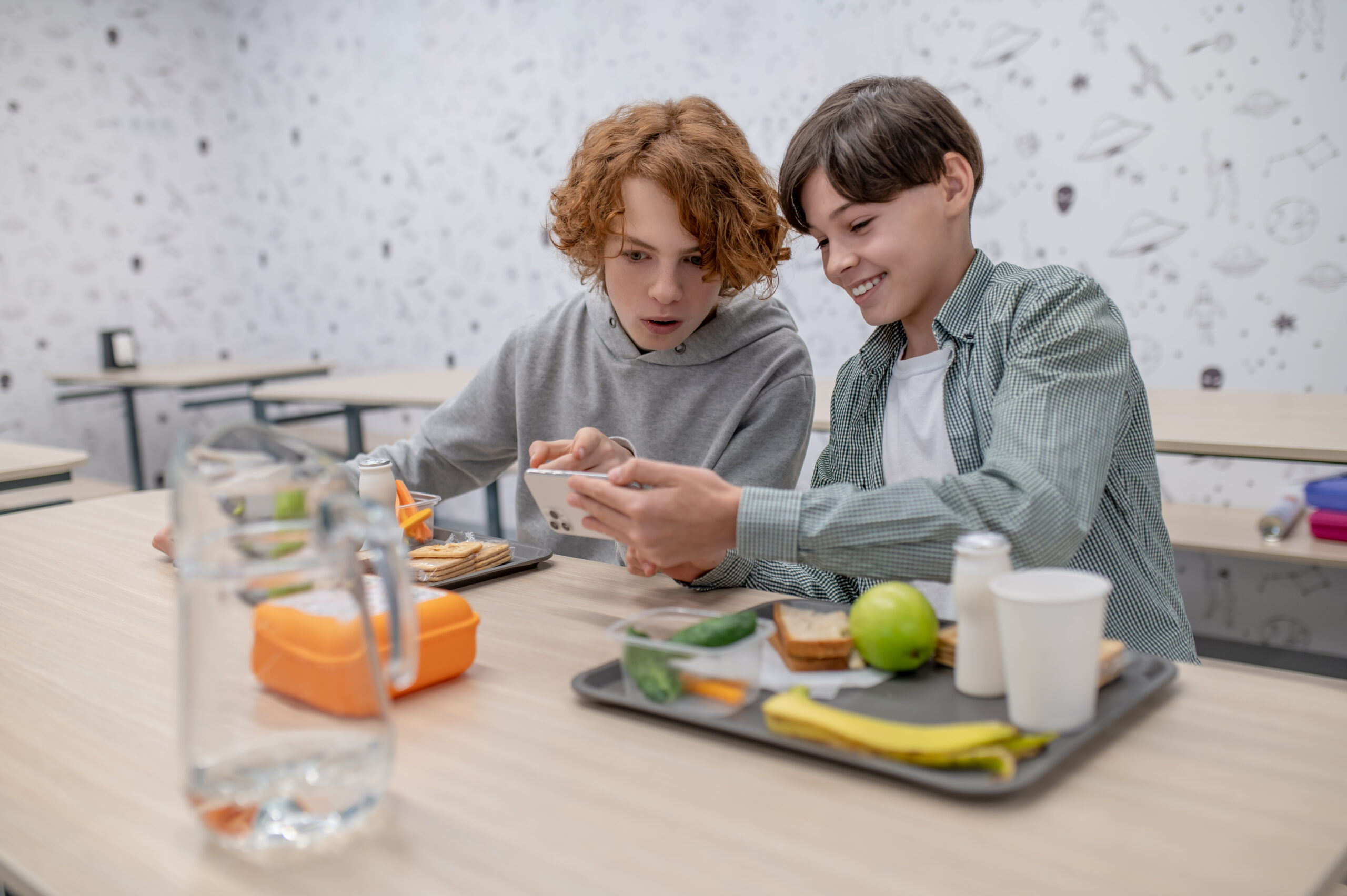 Quais alimentos são indispensáveis e quais devem ser evitados na alimentação de crianças e pré-adolescentes?
